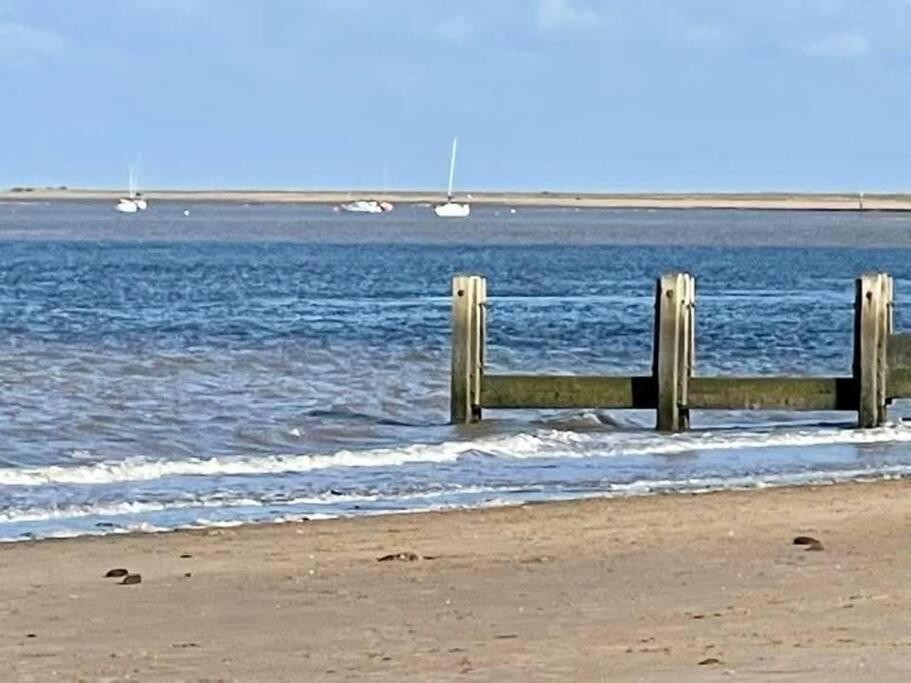 Seafront Apartment With Stunning Views Cleethorpes Buitenkant foto